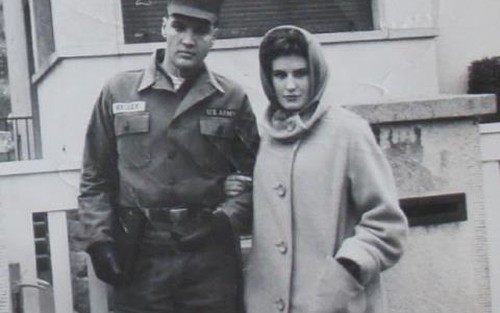 Phát hiện ảnh hiếm của Elvis Presley thời còn tại ngũ