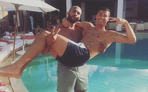 Mua nhà tặng bạn trai, Ronaldo dính vào vụ kiện tụng 260 tỷ đồng