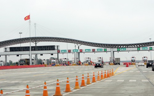 2 xe khách dàn hàng ngang, 'bịt' đường cao tốc Hà Nội - Hải Phòng để phản đối việc thu phí