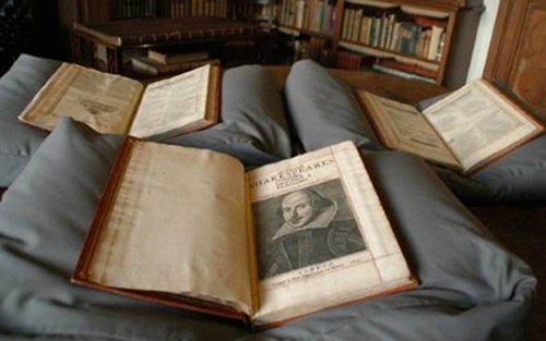 Tìm thấy cuốn ‘First Folio’ mới của Shakespeare ở Scotland