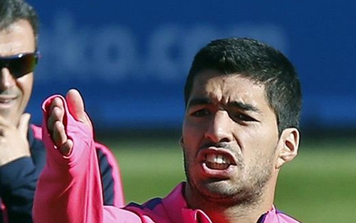 Suarez bị tố nợ tiền, dối trá, bị thần kinh