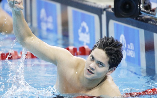 ĐỊA CHẤN: Thần đồng Singapore đánh bại huyền thoại Michael Phelps