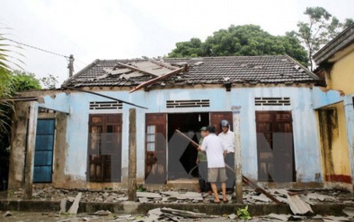 3 người bị thương, 329 ngôi nhà bị sập, tốc mái do mưa lốc