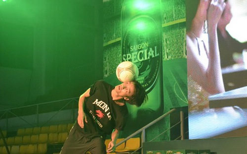 Người Sài Gòn cuồng nhiệt trong Fanzone đầu tiên tại Việt Nam