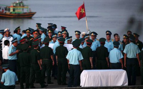 Chùm ảnh: Đón thi thể phi công SU30-MK2 Trần Quang Khải về với đất mẹ