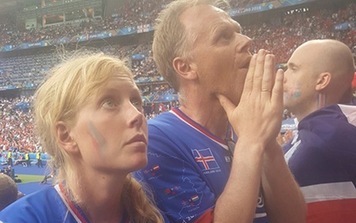 CHÙM ẢNH: Những khoảnh khắc CĐV khi Iceland nhấn chìm Áo phút bù giờ