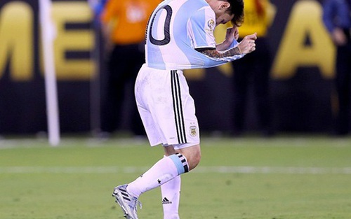 Messi lại bị so sánh với Ronaldo sau tuyên bố từ giã tuyển Argentina