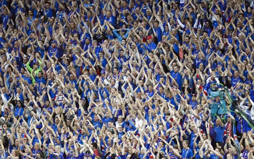 CHÙM ẢNH: Màn chia tay EURO đầy xúc động của người Iceland