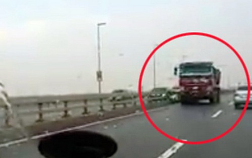 Xe tải đi ngược chiều trên cầu Nhật Tân: Phạt 1 triệu, tước bằng 1 tháng