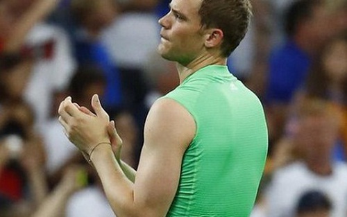 Manuel Neuer vứt 'đồ nghề' ngay trên sân sau trận thua Pháp