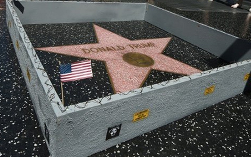 Ngôi sao của Donald Trump trên Đại lộ Danh vọng Hollywood bị rào tường gỗ