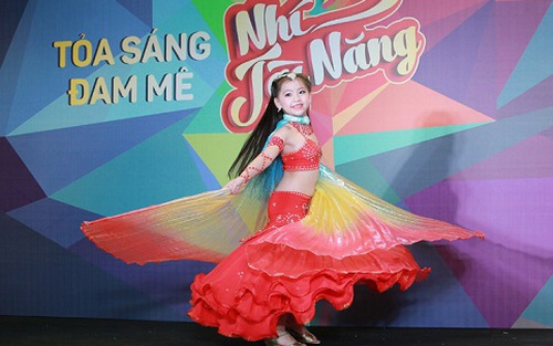Mở màn 'Nhí tài năng': Giám khảo bị thí sinh 'đánh gục'
