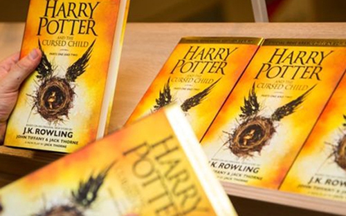'Harry Potter and the Cursed Child' – Cuốn sách bán chạy nhất ở Anh trong thập kỷ