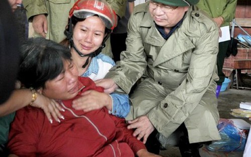 Phó Thủ tướng Trịnh Đình Dũng thị sát vùng mưa lũ Lào Cai