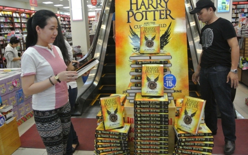 Khi Rowling 'thôn tính' cả bản dịch Việt 'Harry Potter'