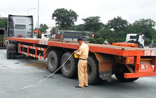 Bình Dương: Bị xe container cán ngang qua người, một thai phụ tử vong