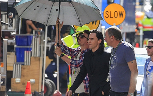 Tom Hiddleston sang chảnh, thuê người che ô tại phim trường
