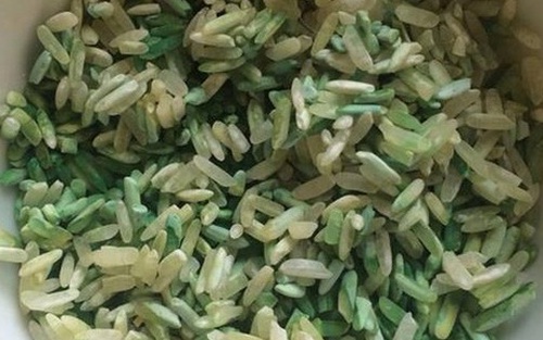 Kiểm tra mẫu gạo chuyển tím sau khi nấu, tạm dừng bán 300kg còn lại