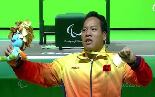Lực sĩ Văn Công nhận 'mưa' lời chúc sau khi đoạt HCV
