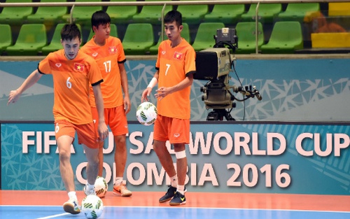 Tuyển futsal Việt Nam mệt mỏi sau hơn nửa ngày di chuyển