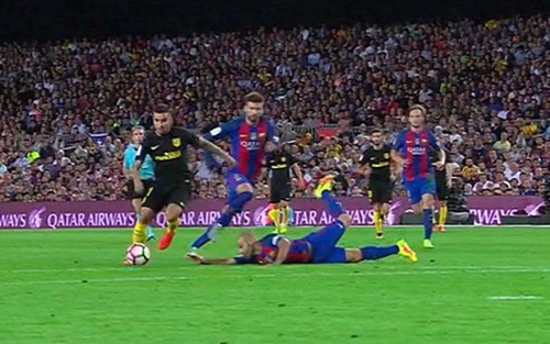 Mascherano bị chế nhạo vì trượt ngã ‘giỏi’ như Gerrard