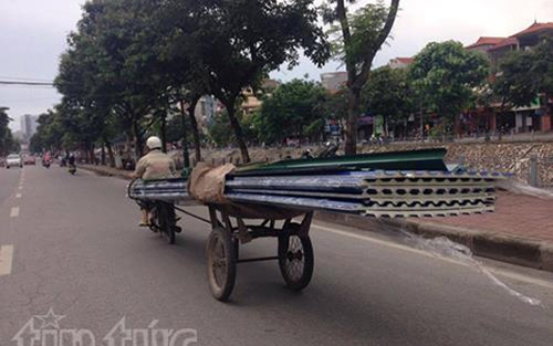 Ngồi chờ xe, bị tôn cứa cổ, thêm một người chết oan nghiệt