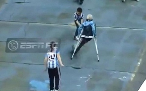 KINH NGẠC Cậu bé cụt chân gây sốt với pha xỏ háng điệu nghệ