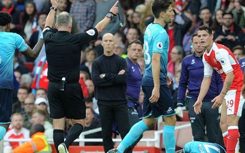Arsene Wenger nói gì về thẻ đỏ của Granit Xhaka trước Swansea?