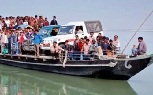 Lật phà ở Myanmar, rơi trực thăng ở Ấn Độ