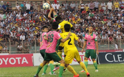 Nghịch lý bóng đá Việt Nam