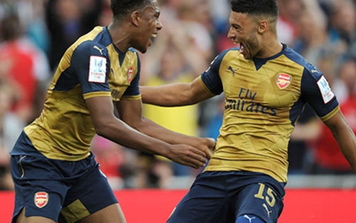 Hàng công Arsenal: Wenger nên dùng Iwobi hay Chamberlain?