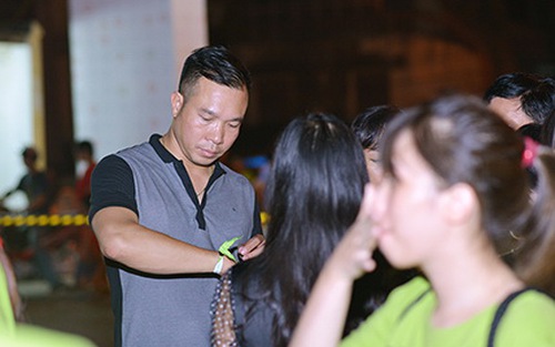 Xạ thủ Hoàng Xuân Vinh 'tháp tùng' vợ đến xem Monsoon Music Festival 2016
