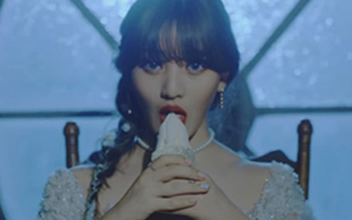Xem MV gây tranh cãi vì đậm đặc 'tình dục' của nhóm nhạc K-pop Twice