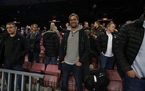 Klopp và cầu thủ Liverpool chăm chú xem Barca nghiền nát M'gladbach