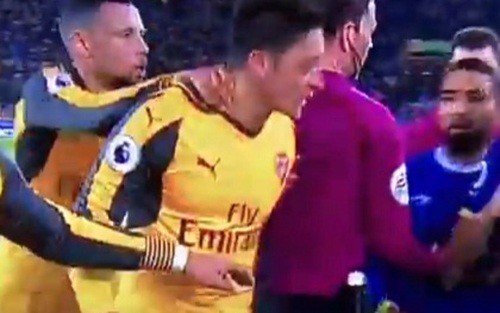 NÓNG: Oezil phát điên, định tẩn nhau với người 'phá lưới' Arsenal