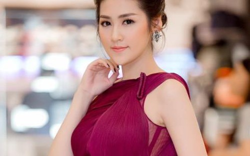 Á hậu Tú Anh 'liều lĩnh' diện váy xẻ cao