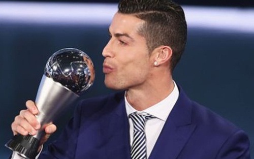 Huyền thoại Real chỉ trích Barca và Messi vì phớt lờ giải thưởng của Ronaldo