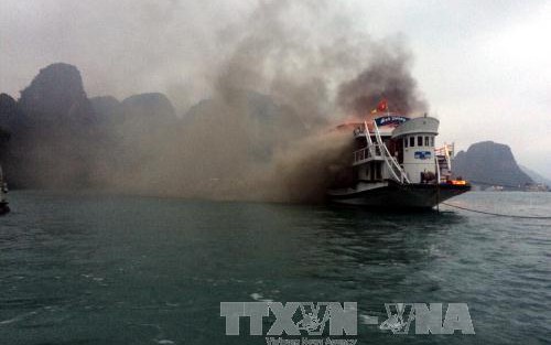Cháy tàu du lịch trên vịnh Hạ Long, 14 du khách nước ngoài thoát nạn