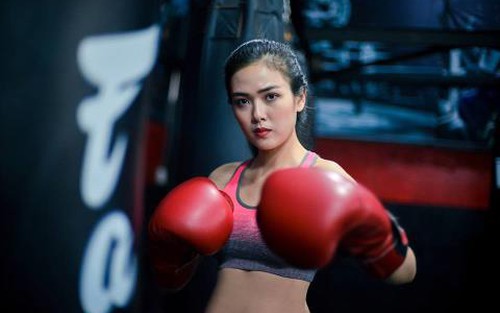 Hình ảnh không thể 'nóng' hơn của nữ nhân viên ngân hàng hóa thân võ sĩ boxing