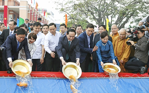 Chủ tịch nước Trần Đại Quang thả cá chép tiễn ông Công, ông Táo