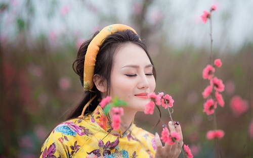 Phương Thúy nhớ ông bà tổ tiên trong MV Cúc vạn thọ