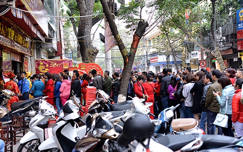 Hà Nội: Hàng trăm người xếp hàng mua vàng ngày vía Thần Tài