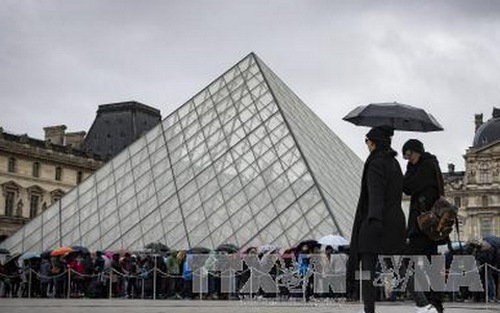 Cảnh sát Pháp giám định ADN kẻ tấn công Bảo tàng Louvre