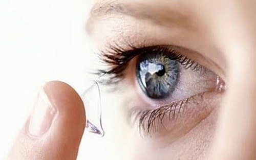 Cảnh báo kính áp tròng không rõ nguồn gốc có thể gây mù