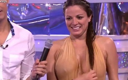 Sốc vì camera quay cận cảnh ngực nữ thí sinh trong game show nhảy cầu