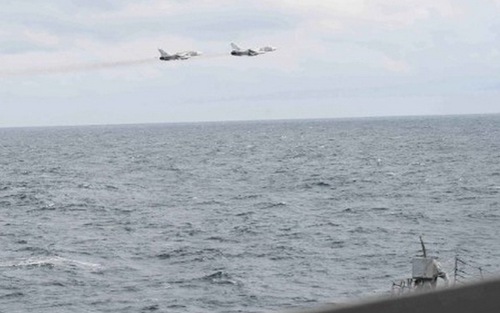 ẢNH ĐỘC: Su-24 Nga ‘giỡn mặt’ khu trục Mỹ trên Biển Đen
