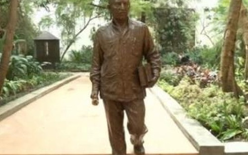 Dựng tượng Marquez cầm sách và hoa hồng ở Cuba