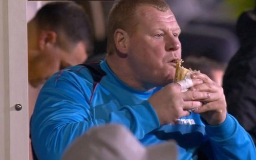 Nhà cái nguy cơ bị phạt nặng vì... thủ môn béo ăn hambuger trong trận gặp Arsenal