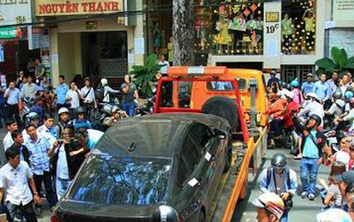 Hàng loạt xế hộp bị Phó Chủ tịch quận 1 Đoàn Ngọc Hải lệnh kéo về phường