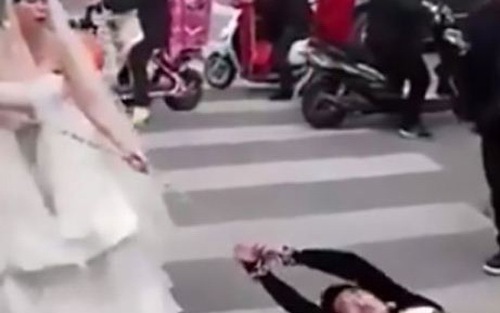 VIDEO: Cô dâu xích tay, lôi xềnh xệch chú rể tới đám cưới
